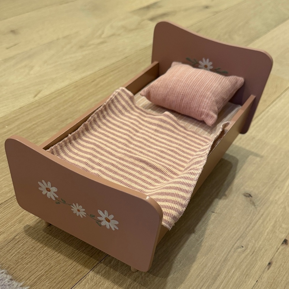 Wooden Bed, Miniature - Rose